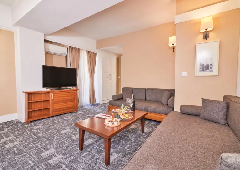 Deluxe Suit King Yataklı Oda